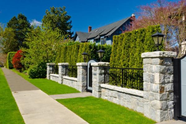 Pagar kombinasi batu alam dan besi dengan sentuhan modern